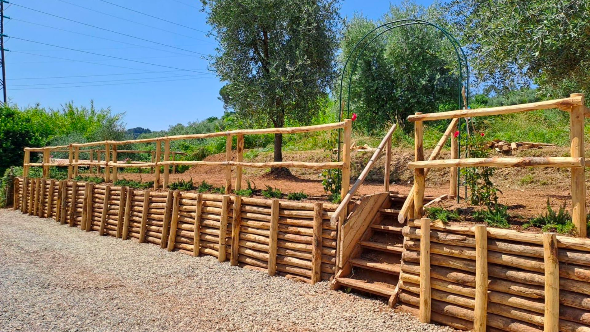 https://www.giardino.toscana.it/wp-content/uploads/2025/09/Palizzata-di-contenimento-con-staccionata-a-Lucca.png