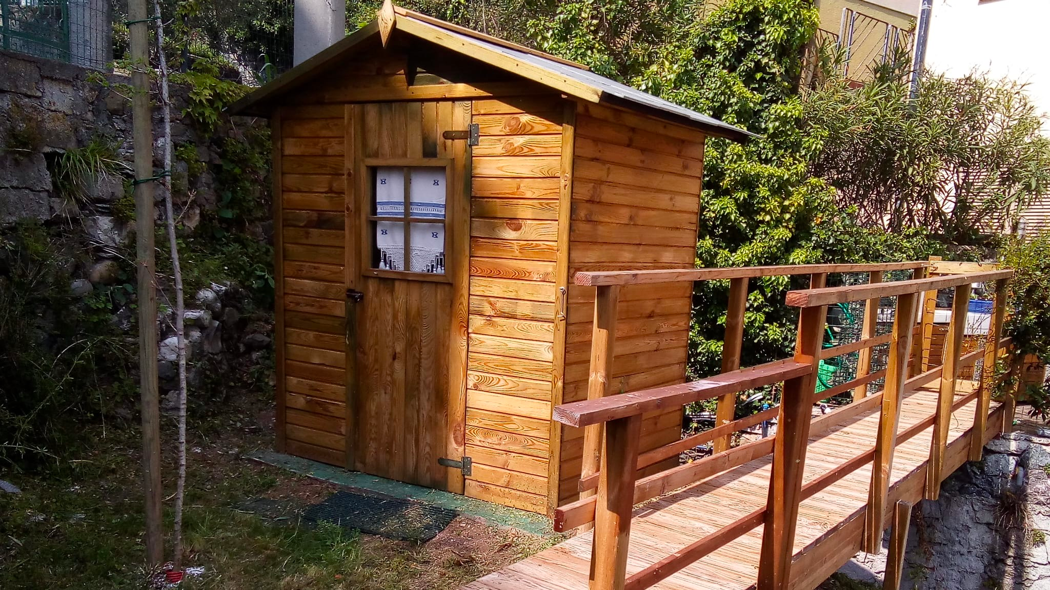 https://www.giardino.toscana.it/wp-content/uploads/2025/09/Realizzazione-casetta-in-legno-e-ponticello-su-misura-a-Livorno.png