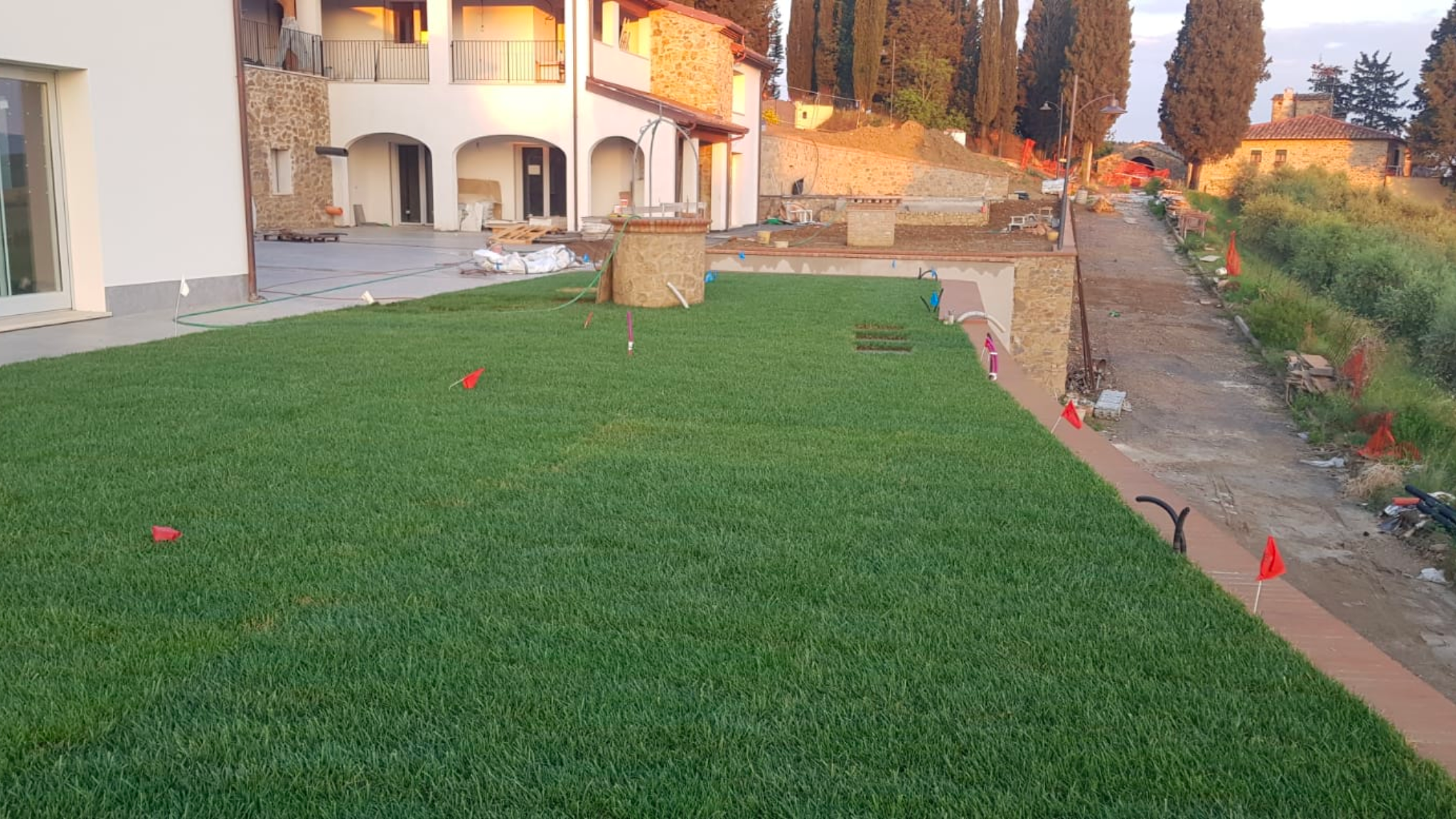 https://www.giardino.toscana.it/wp-content/uploads/2025/09/Realizzazione-giardino-con-montaggio-impianto-di-irrigazione-e-posa-di-prato-pronto-a-Prato.png